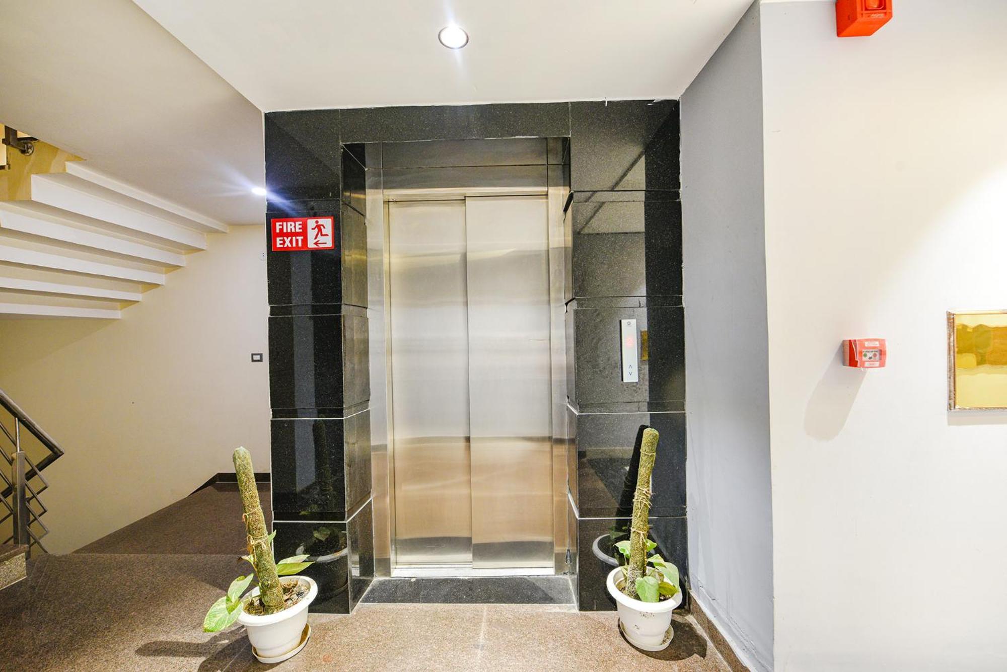 Fabhotel Prime Apple Tree Residency New Delhi Exteriör bild